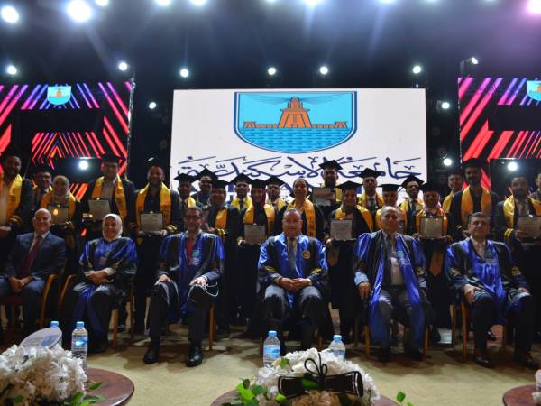 رئيس جامعة الإسكندرية يشهد تخرج دفعة جديدة من طلاب الماجستير المهنى للمديرين التنفيذيين بكلية الأعمال 