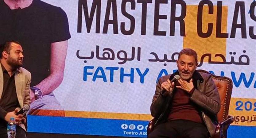 تكريم الفنان فتحي عبد الوهاب في الدورة الـ18 لمهرجان قسم المسرح الدولي بكلية الآداب