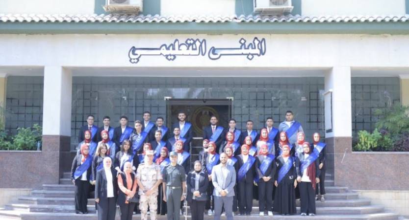 طلاب جامعة الإسكندرية فى زيارة إلى كلية الطب للقوات المسلحة