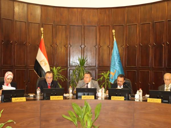 مجلس جامعة الإسكندرية يناقش سبل دعم برامج الدرجات المزدوجة