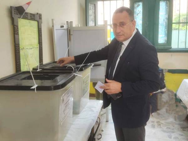 رئيس جامعة الإسكندرية يُدلي بصوته في انتخابات مجلس النواب ويدعو إلى المشاركة الإيجابية