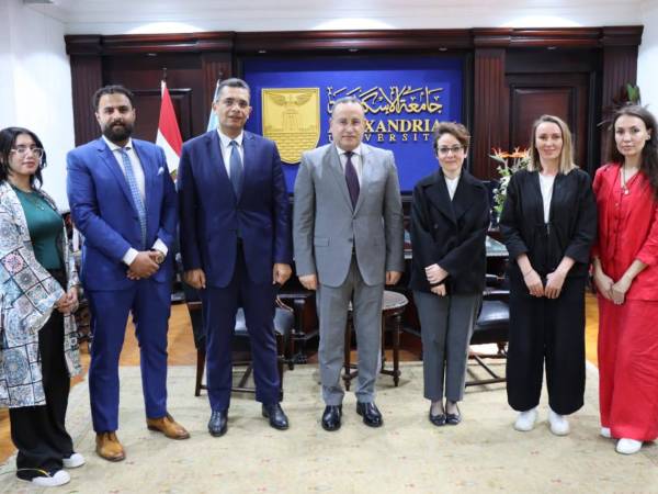 رئيس جامعة الإسكندرية يستقبل وفد شركة 