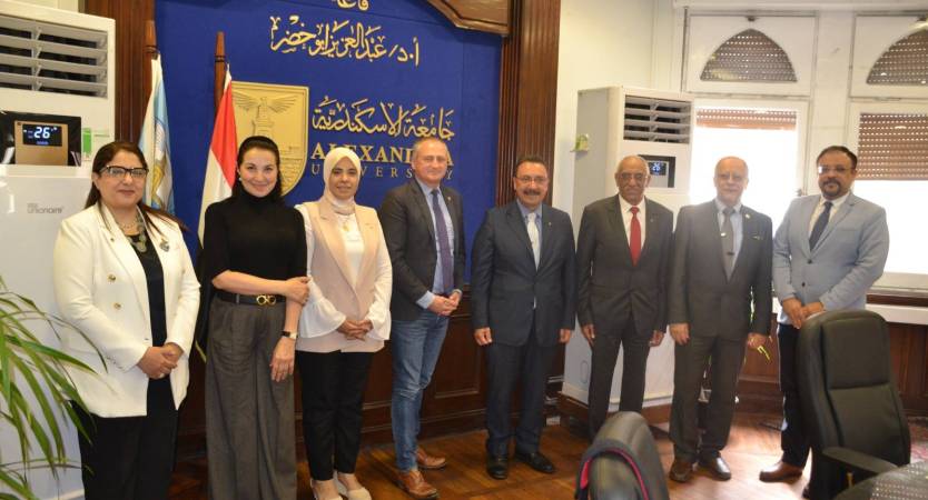  نائب رئيس جامعة الإسكندرية يستقبل عميد كلية العلوم بجامعة ووترلو الكندية لتعزيز التعاون الأكاديمي والبحثي المشترك