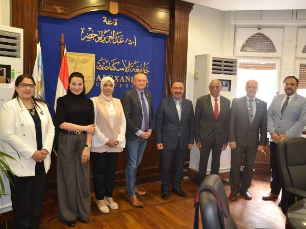  نائب رئيس جامعة الإسكندرية يستقبل عميد كلية العلوم بجامعة ووترلو الكندية لتعزيز التعاون الأكاديمي والبحثي المشترك