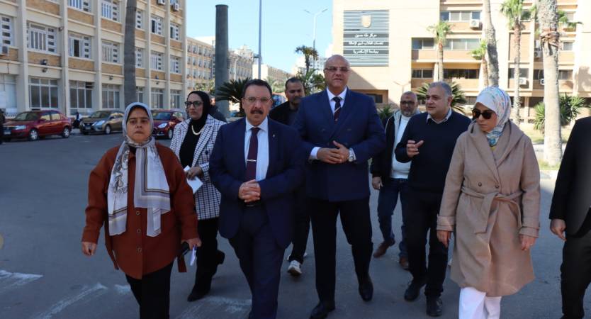 الجامعة ومحافظة الإسكندرية تبحثان حلاً عاجلاً لأزمة انتظار مرافقي مرضى الشاطبي