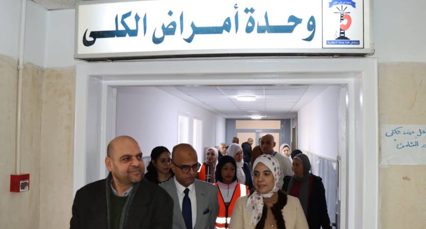 نائب رئيس جامعة الإسكندرية تشهد توزيع مواد غذائية بمستشفى طلبة الجامعة وتتفقد تطوير وحدة أمراض الكلى