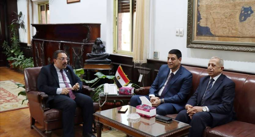 قائد المنطقة الشمالية العسكرية ورئيس الأكاديمية العربية للعلوم والتكنولوجيا والنقل البحري يزوران جامعة الإسكندرية لبحث تعزيز التعاون المشترك