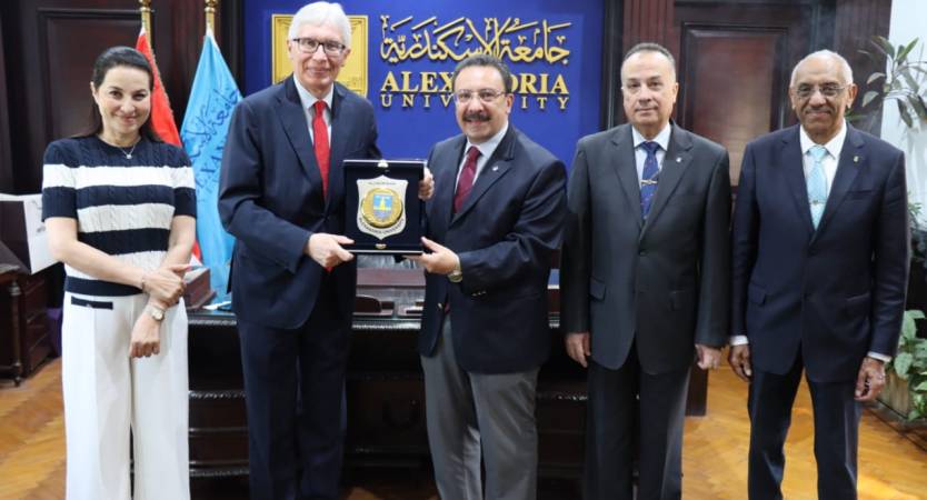 Alexandria University Receives the Ambassador of Peru to Discuss Strengthening Academic and Research Cooperation
