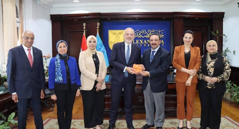 القائم بأعمال رئيس جامعة الإسكندرية يبحث مع سفير اليونان تعزيز التعاون الأكاديمي والبحثي ومتابعة إنشاء فرع الجامعة باليونان