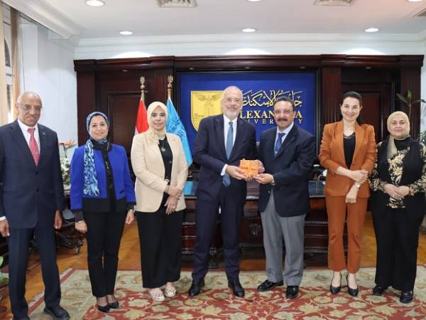 القائم بأعمال رئيس جامعة الإسكندرية يبحث مع سفير اليونان تعزيز التعاون الأكاديمي والبحثي ومتابعة إنشاء فرع الجامعة باليونان