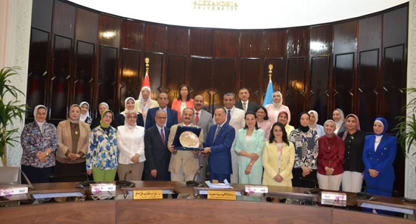 مجلس الدراسات العليا والبحوث يقر عددًا من القرارات الأكاديمية ويكرم نائب رئيس الجامعة تقديرًا لجهوده