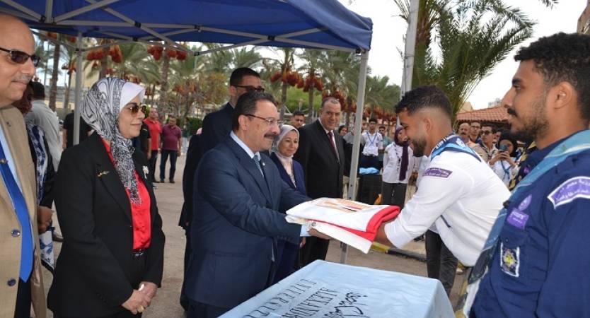 القائم بأعمال رئيس جامعة الإسكندرية يتفقد سير العملية التعليمية في أول أيام العام الجامعي ويفتح حوارًا مع الطلاب