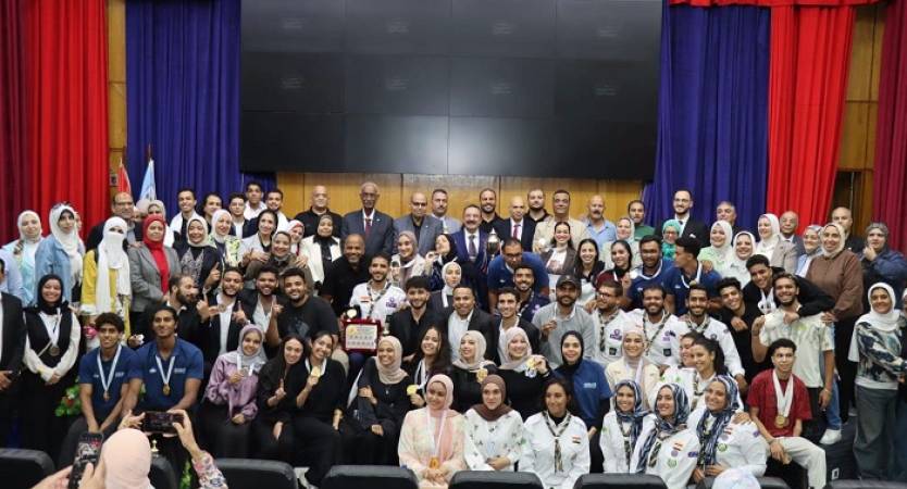 القائم بأعمال رئيس جامعة الإسكندرية يكرّم الطلاب الفائزين في البطولات الجامعية وأعضاء هيئة التدريس الحاصلين على دورة الذكاء الاصطناعي