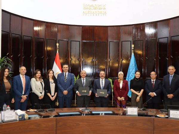 جامعة الإسكندرية والأكاديمية العربية للعلوم والتكنولوجيا والنقل البحري تجددان بروتوكول التعاون العلمي المشترك لمنح درجة الدكتوراه في الحقوق
