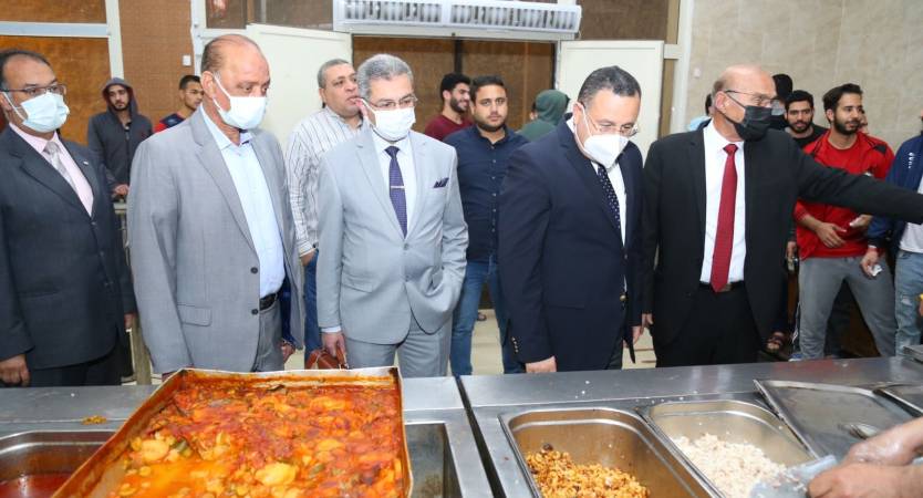 رئيس جامعة الإسكندرية يشارك طلاب المدينة الجامعية إفطار رمضان