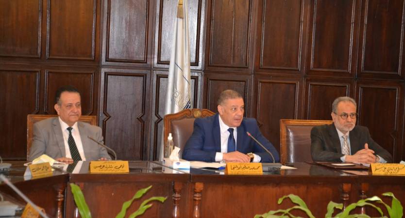 مجلس خدمة المجتمع وتنمية البيئة يناقش آخر استعدادت الجامعة للتنافس علي جوائز التميز الحكومي