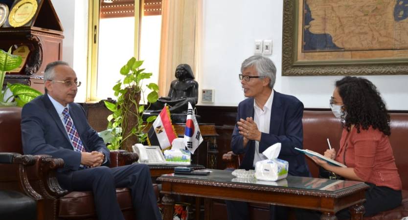 The Vice President of Alexandria University receives the Cultural Counselor of the Embassy of South Korea